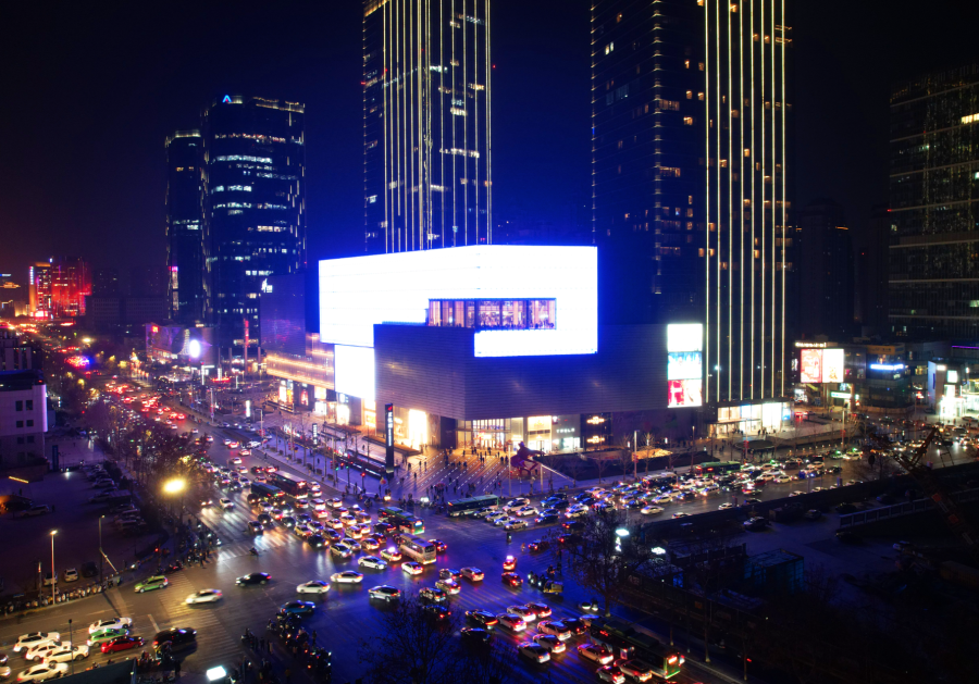 跨年夜，郑州市区商圈人气火爆