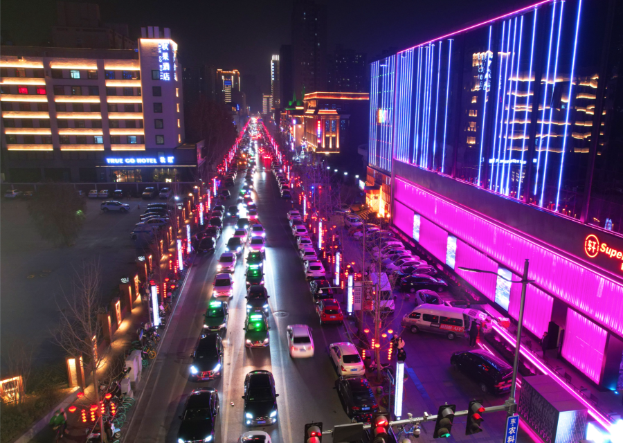 跨年夜，郑州市区商圈人气火爆