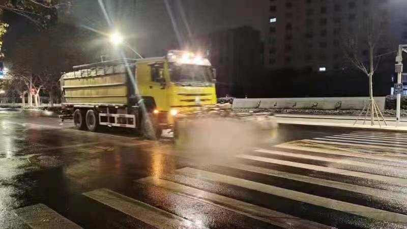 郑州出动环卫清雪35500余人战风雪 目前市区主次干道、快速路交通顺畅