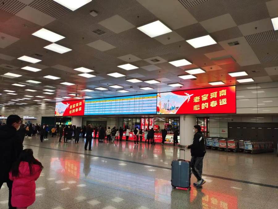 郑州机场迎来节前春运出行高峰