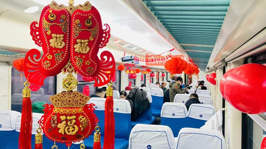 首趟“红旗渠”号旅客列车从郑州发车 铁路红旗渠站客运开通运营