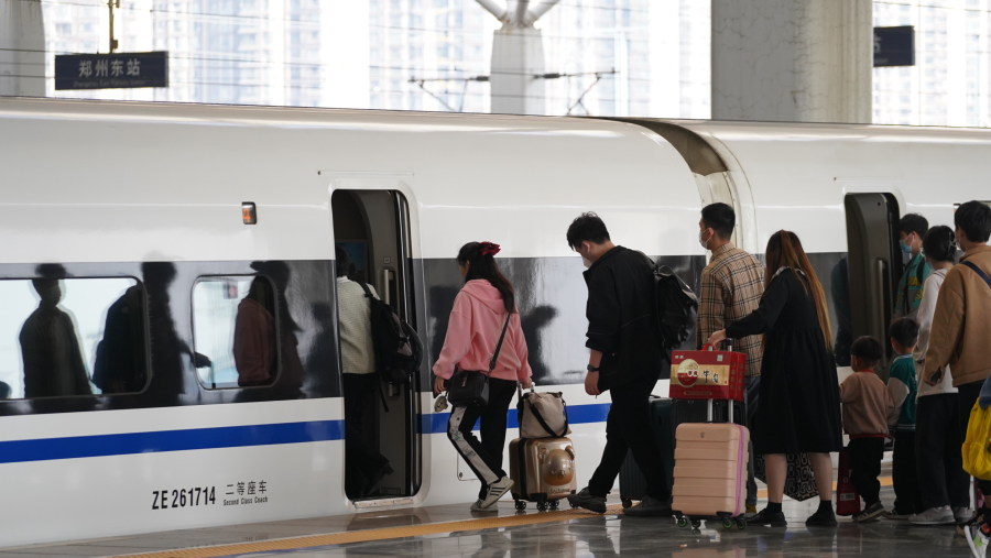 郑州铁路呈现返程客流高峰 单日旅客发送量再创新高