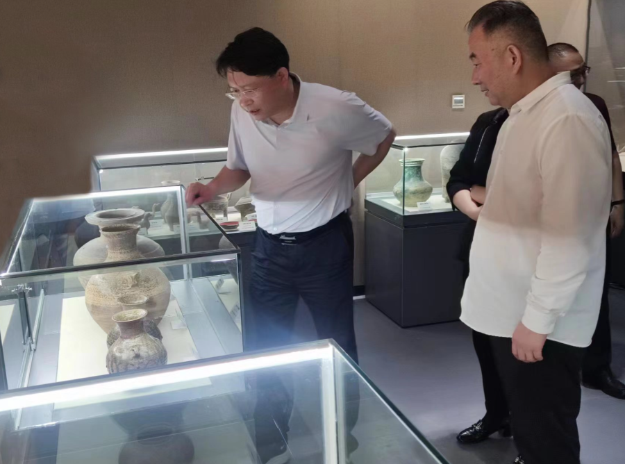 郑州大象陶瓷博物馆向邓州市博物馆捐赠200件（套）文物