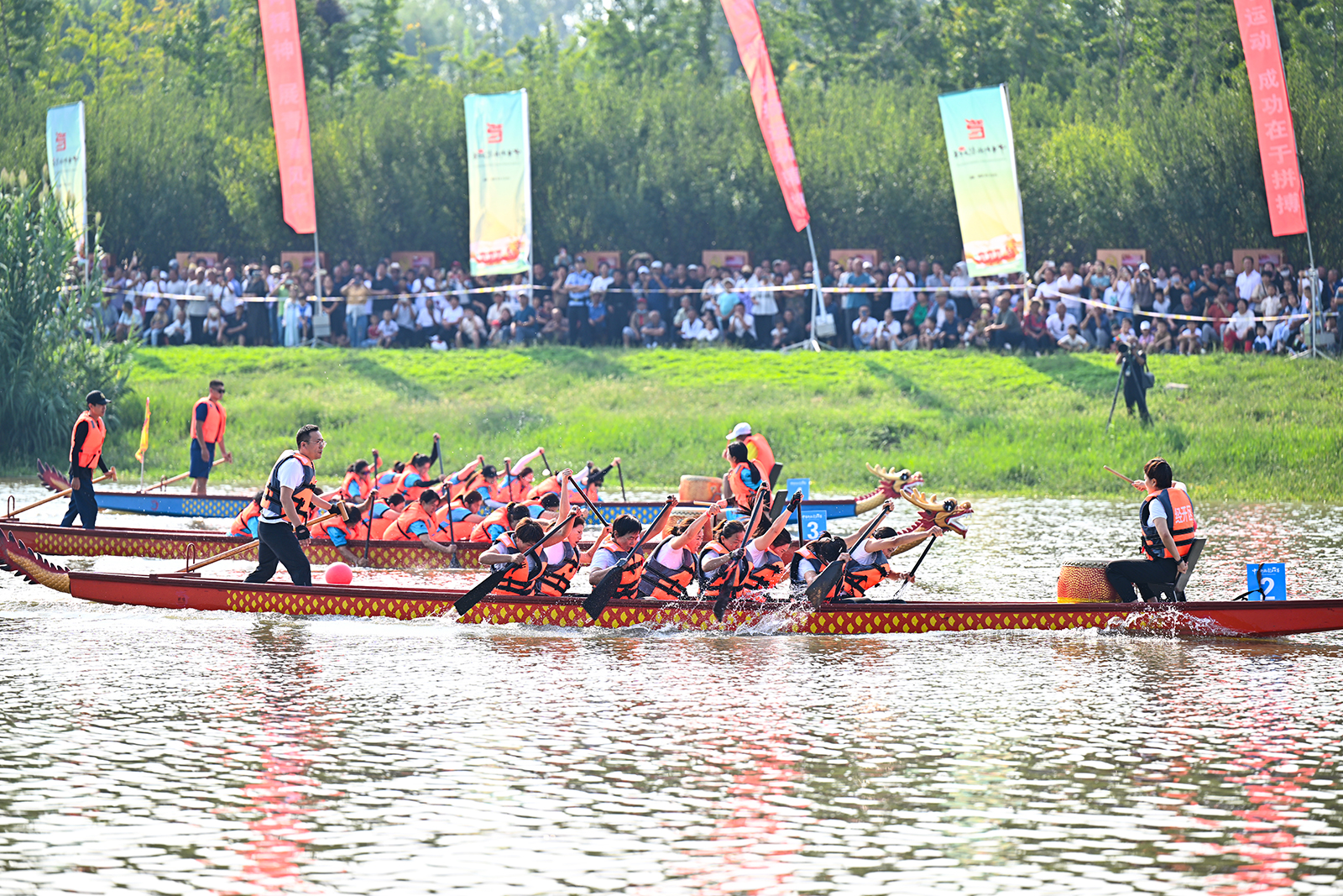 这里的旱地“龙舟”赛火了没水怎么划？