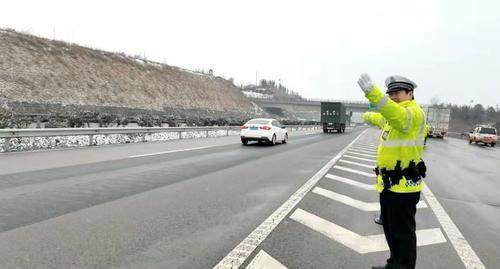 河南高速警路协作战冰雪，全力守护群众出行平安