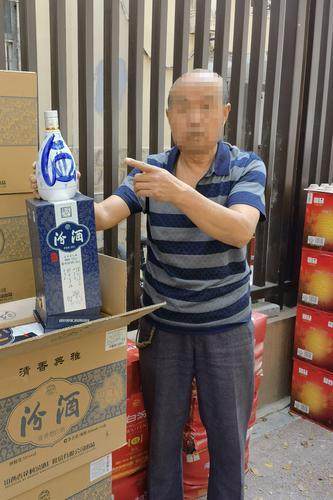 山西土特产店里卖假酒，3.75元一斤的散装酒能卖550元