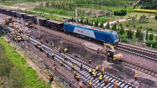 五一节前 郑州铁路设备升级助力保供物资运输
