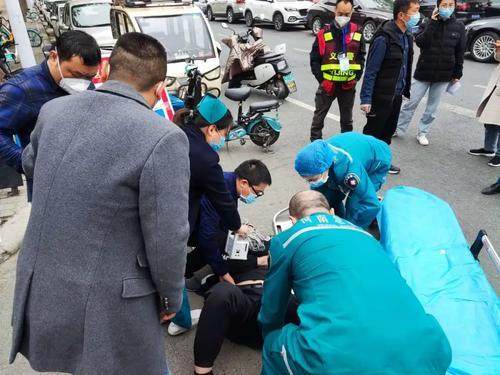 核酸采集点志愿者突发癫痫，郑州市三院医生紧急施救
