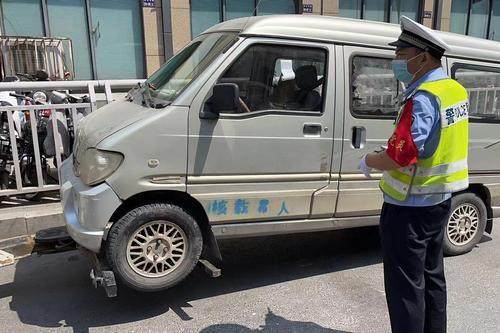 郑州多部门联合整治银基商圈违停占道，交警提醒：规范停车、别给城市“添堵”