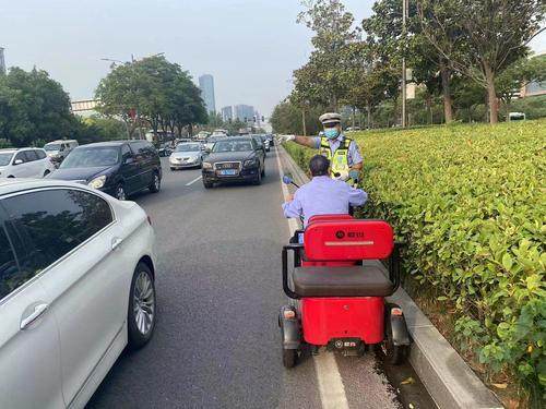 六旬老人骑电动三轮机动车道逆行，郑州交警飞奔上前紧急引导
