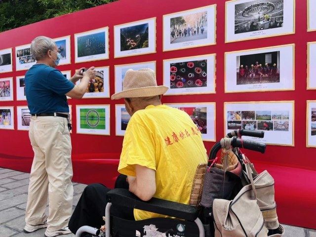 河南省职工摄影展在郑州举行