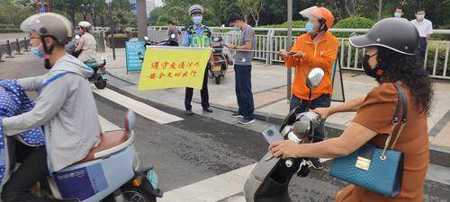郑州严查骑电动车不戴头盔满一个月：市民佩戴率已超80%