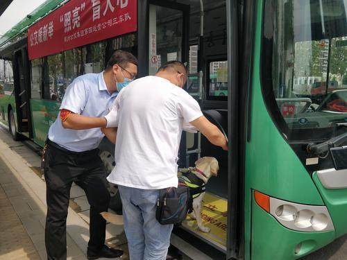 “照亮”盲人行，郑州公交设立盲人、导盲犬专属座位