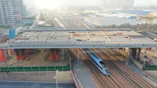 郑州新建彩虹桥成功上跨京广铁路