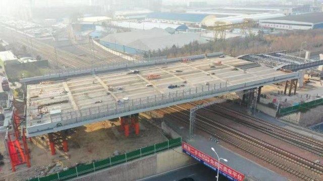 郑州新建彩虹桥成功上跨京广铁路