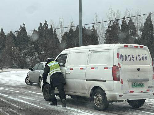 风雪中坚守! 郑州交警齐上阵，一线这样保平安！