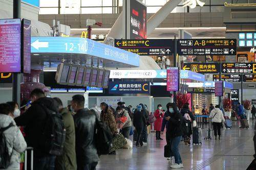 郑州机场迎来节后客流小高峰
