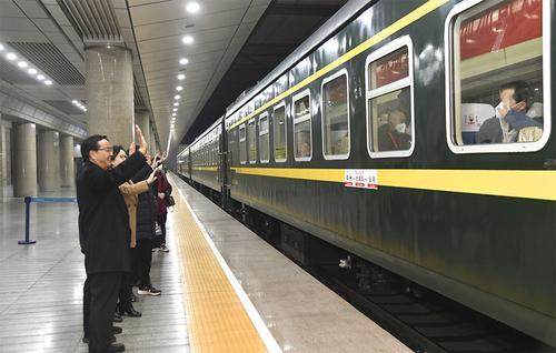 “红旗渠号”红色旅游专列首发团从郑州正式发车
