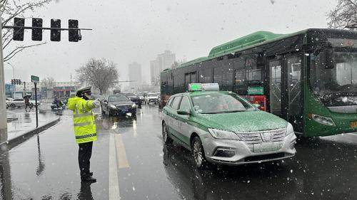 出动警力3500余人次 郑州交警雨雪中疏导保安全畅通