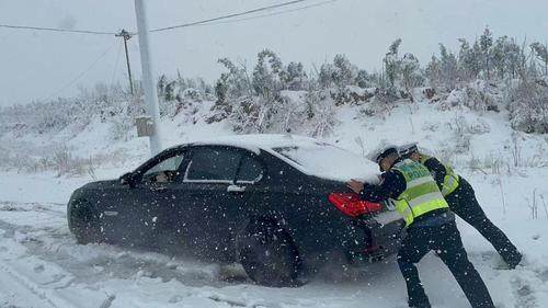 出动警力3500余人次 郑州交警雨雪中疏导保安全畅通