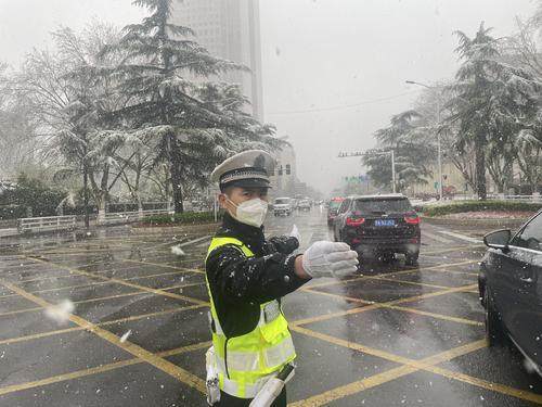 出动警力3500余人次 郑州交警雨雪中疏导保安全畅通