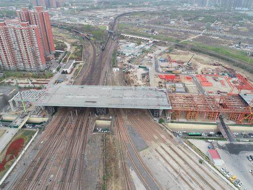 郑州彩虹桥西跨钢箱梁最后一轮顶推施工完成