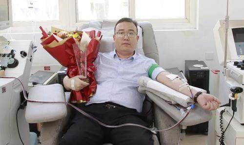 郑州“热血”高校辅导员 14年献血100次