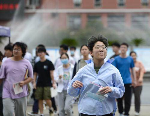 直击高考第一天 郑州市外国语考点