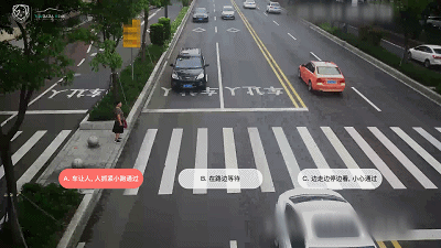 郑州市首次启用斑马线前机动车阶梯式停止线